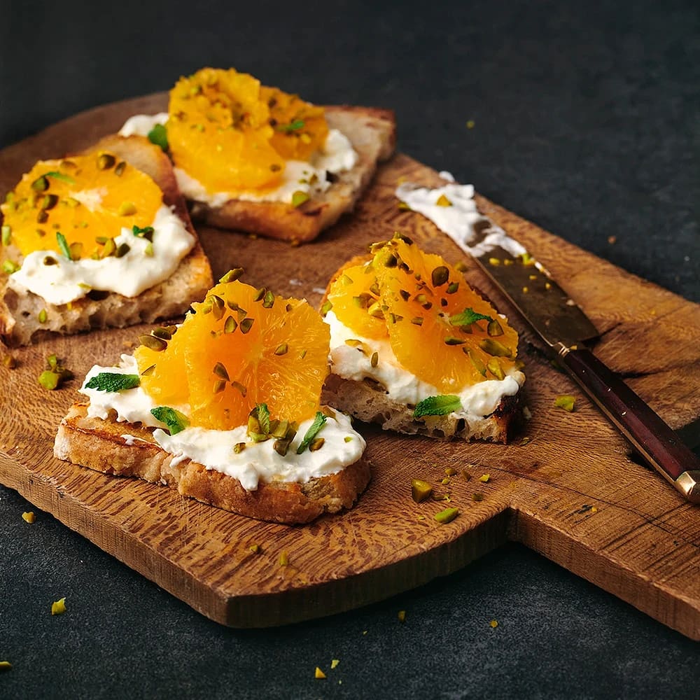 Toast med burrata, apelsin och pistage