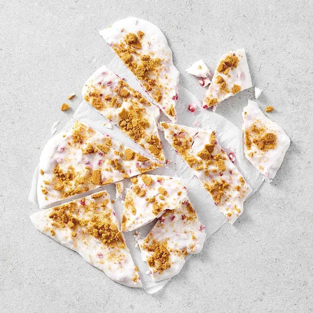 Fryst yoghurtbräck med granatäpple och pepparkakor