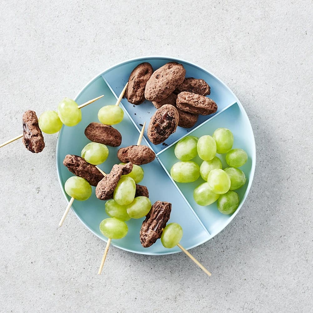 Spett med dadlar och vindruvor