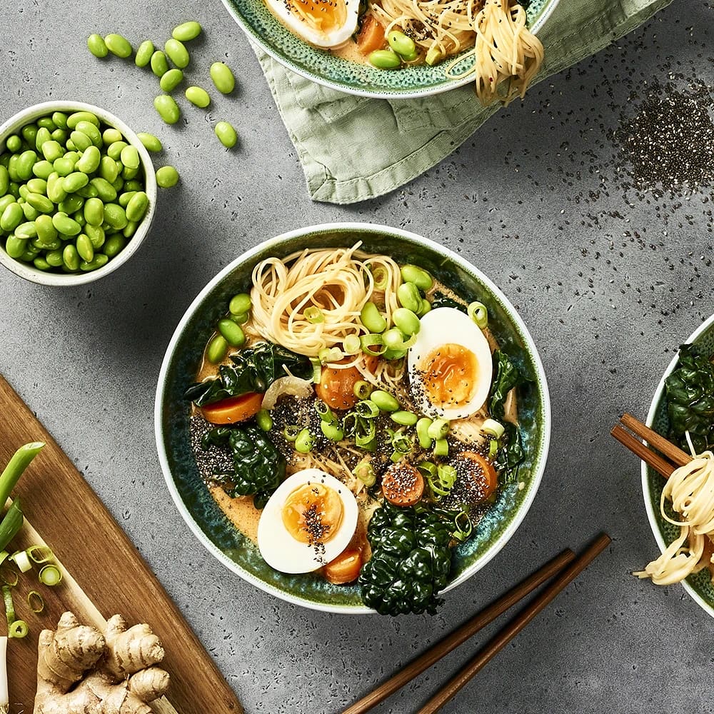 Ramen med svartkål och ägg