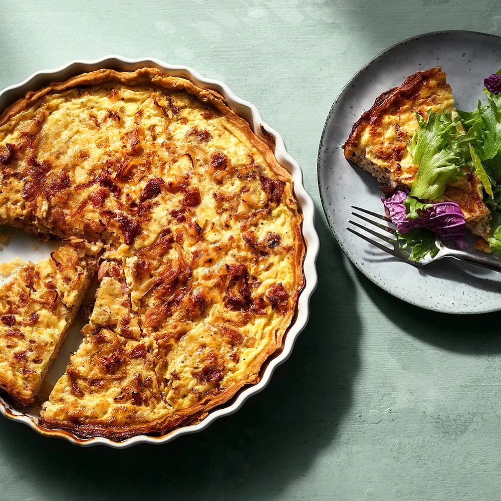 Parmesanpaj med bacon och karamelliserad lök