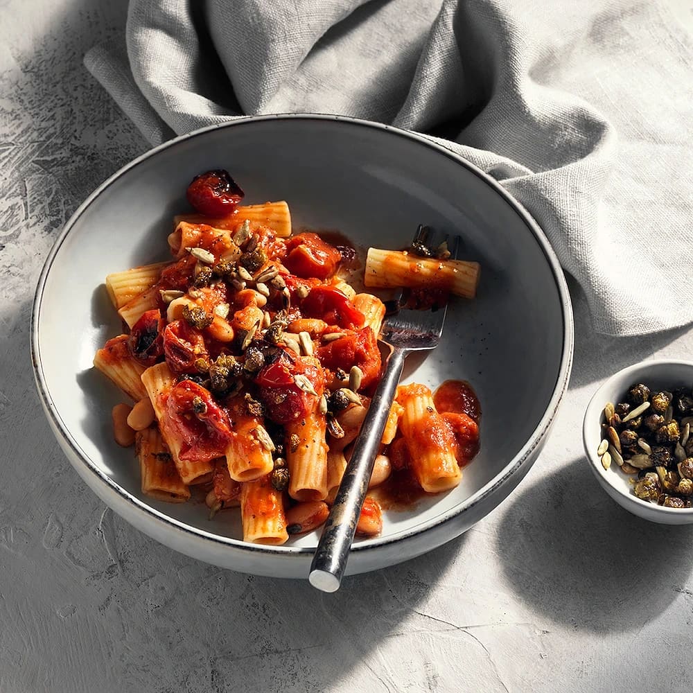 Pasta med rostad tomatsås och stekt kapris