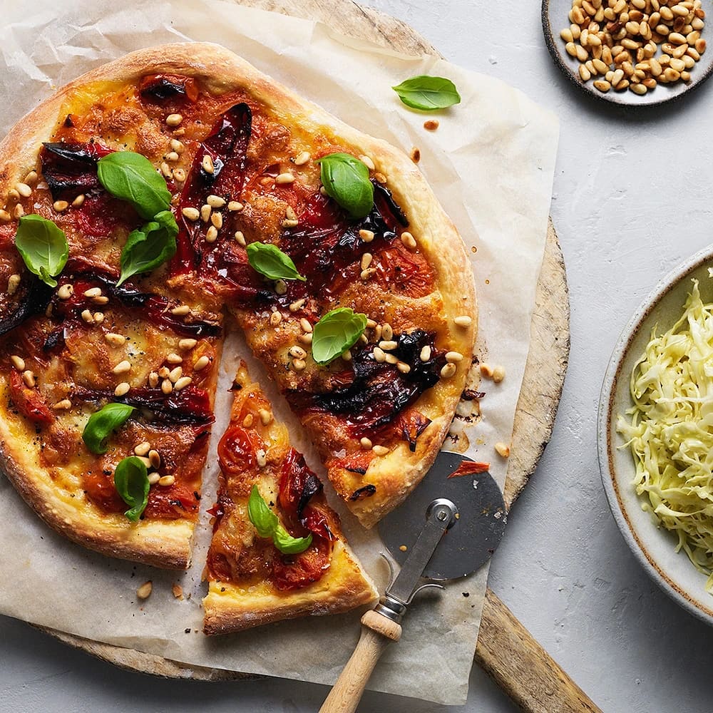 Pizza med paprika, tomat och pinjenötter