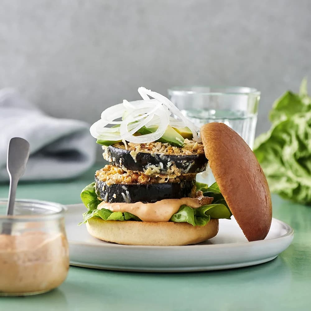 Hasselnötspanerad aubergineburgare med avokado och silverlök