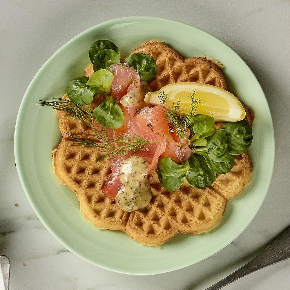 Våfflor med gravad lax och hovmästarsås
