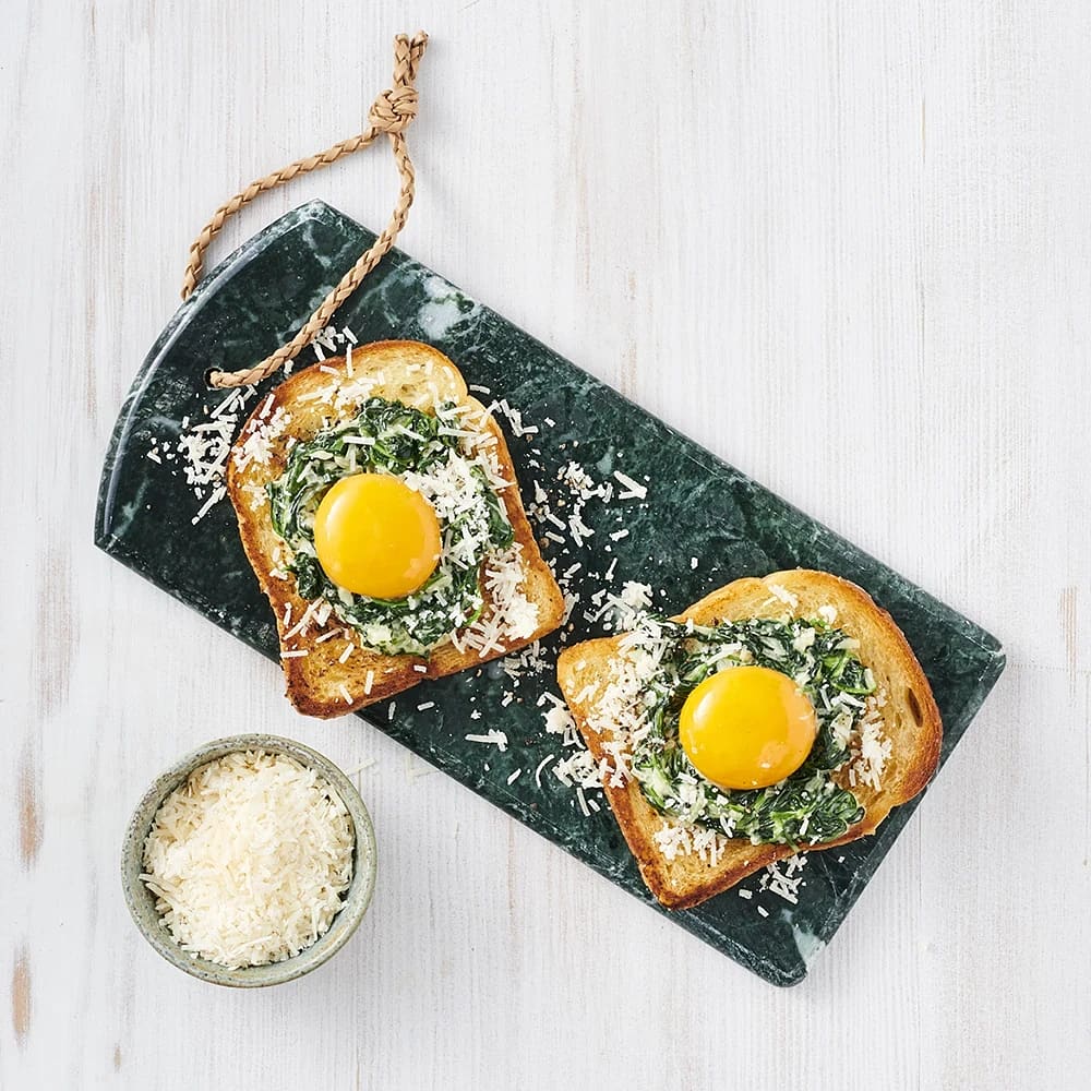 Toast med gräddkokt spenat och äggula