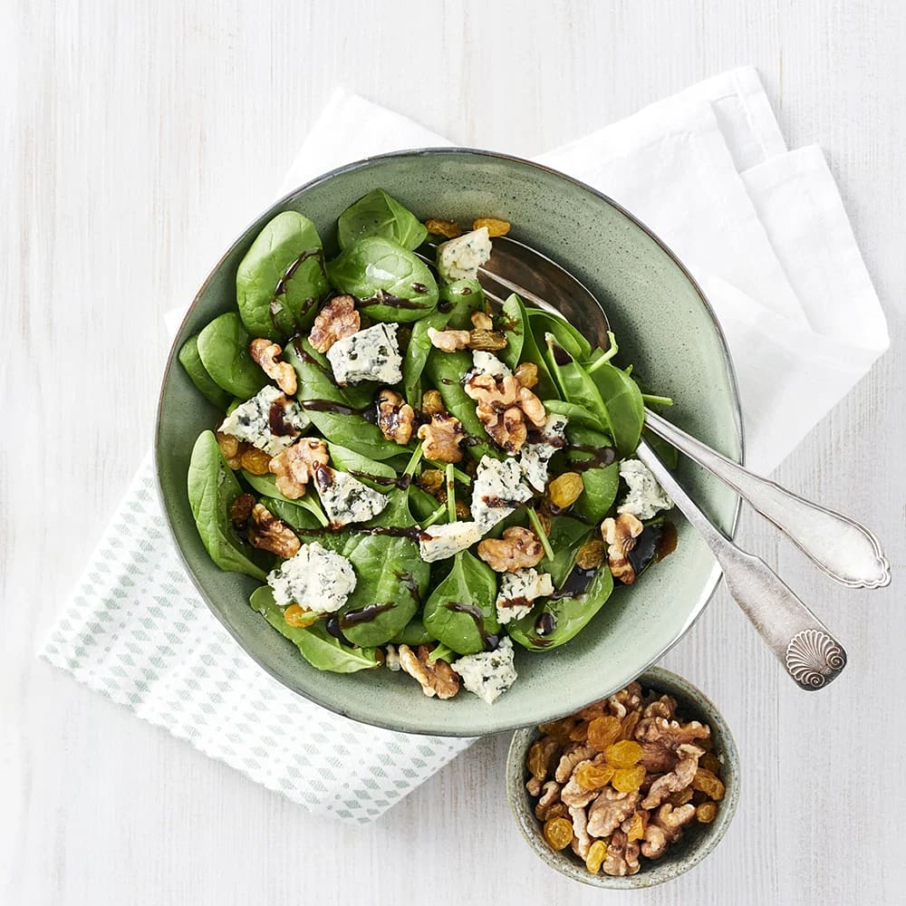 Spenatsallad med valnötter, russin och ädelost