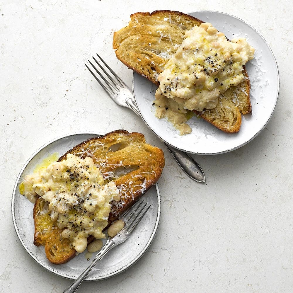 Toast med vitlöksstekta bönor och riven pecorino