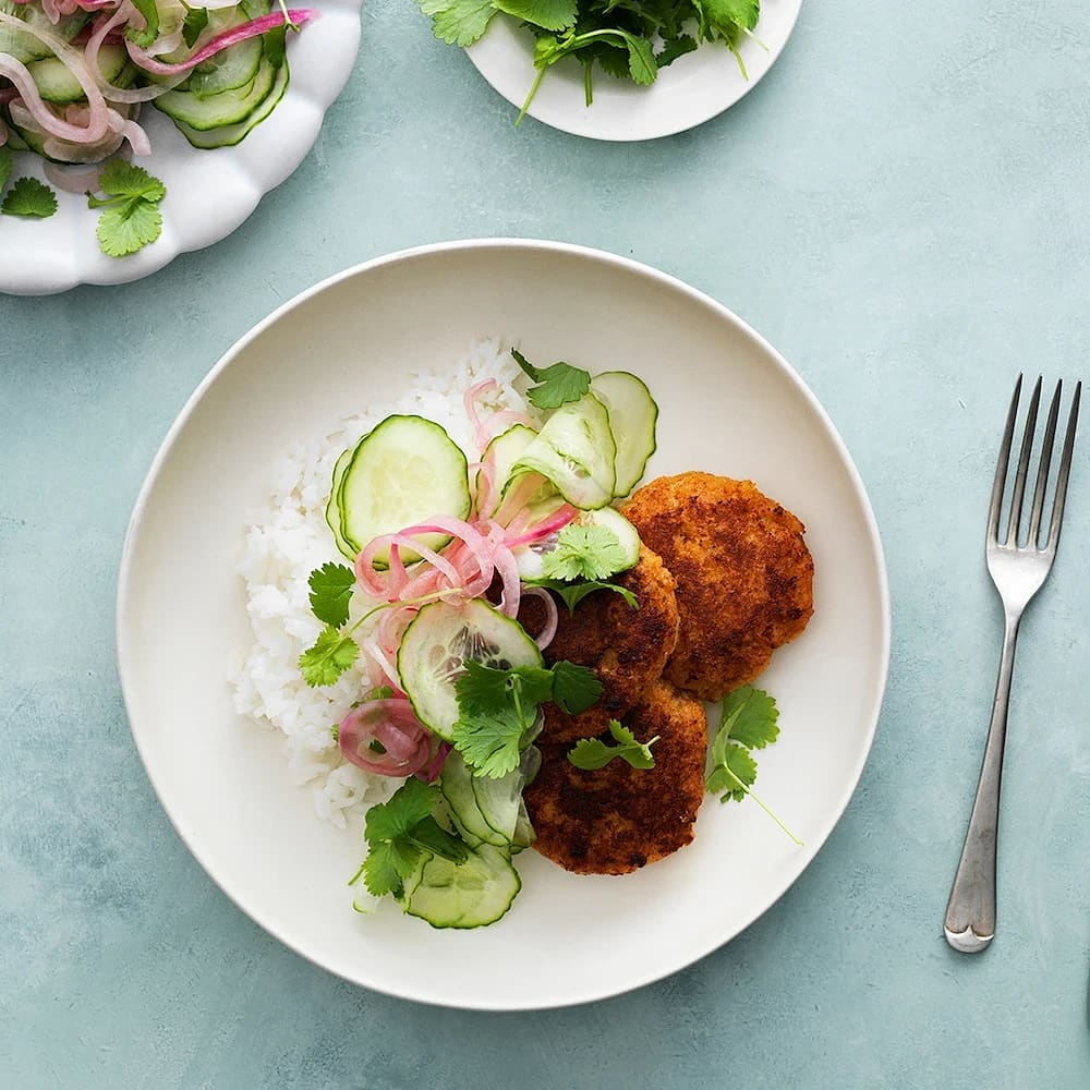 Fiskkakor med ris och gurksallad