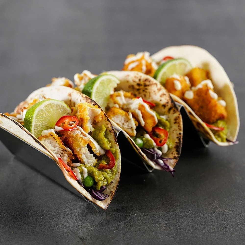 Fiskpinne tacos med chili, lime och yoghurtsås