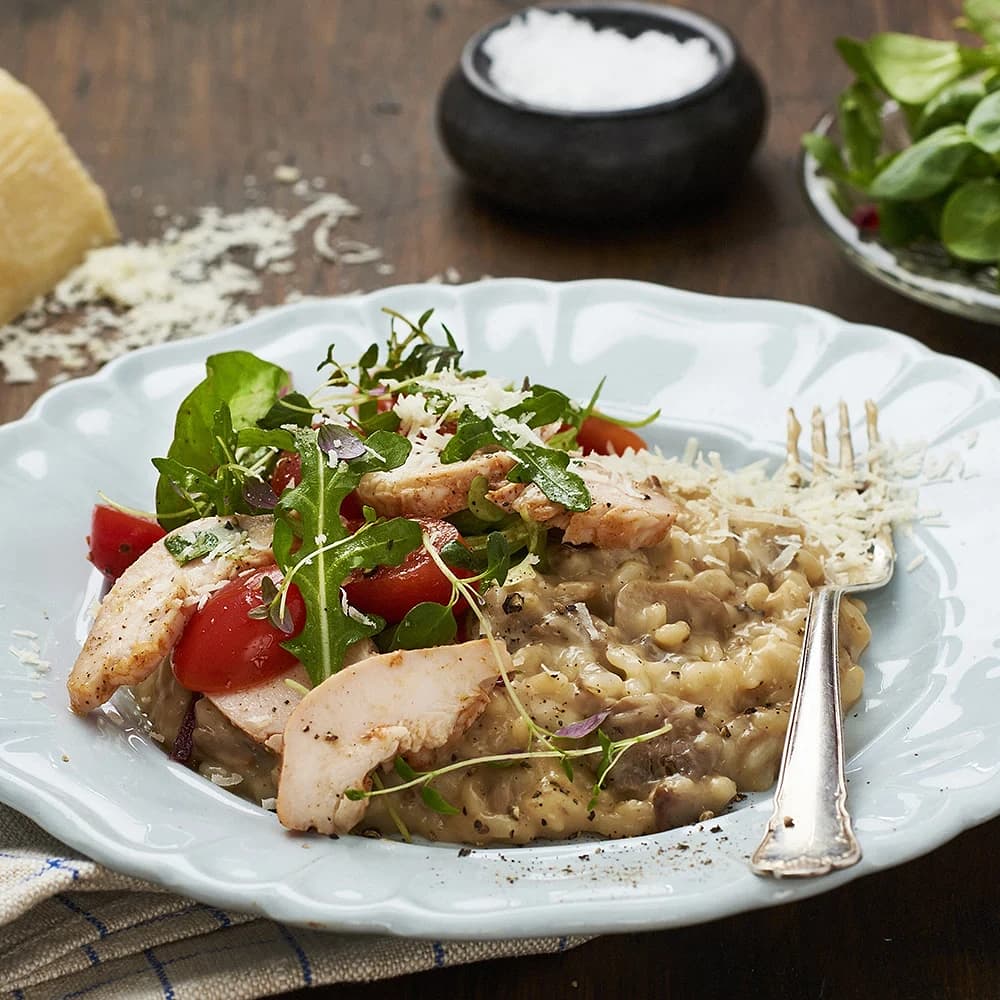 Champinjon- och parmesanrisotto med kyckling, timjan och tomater
