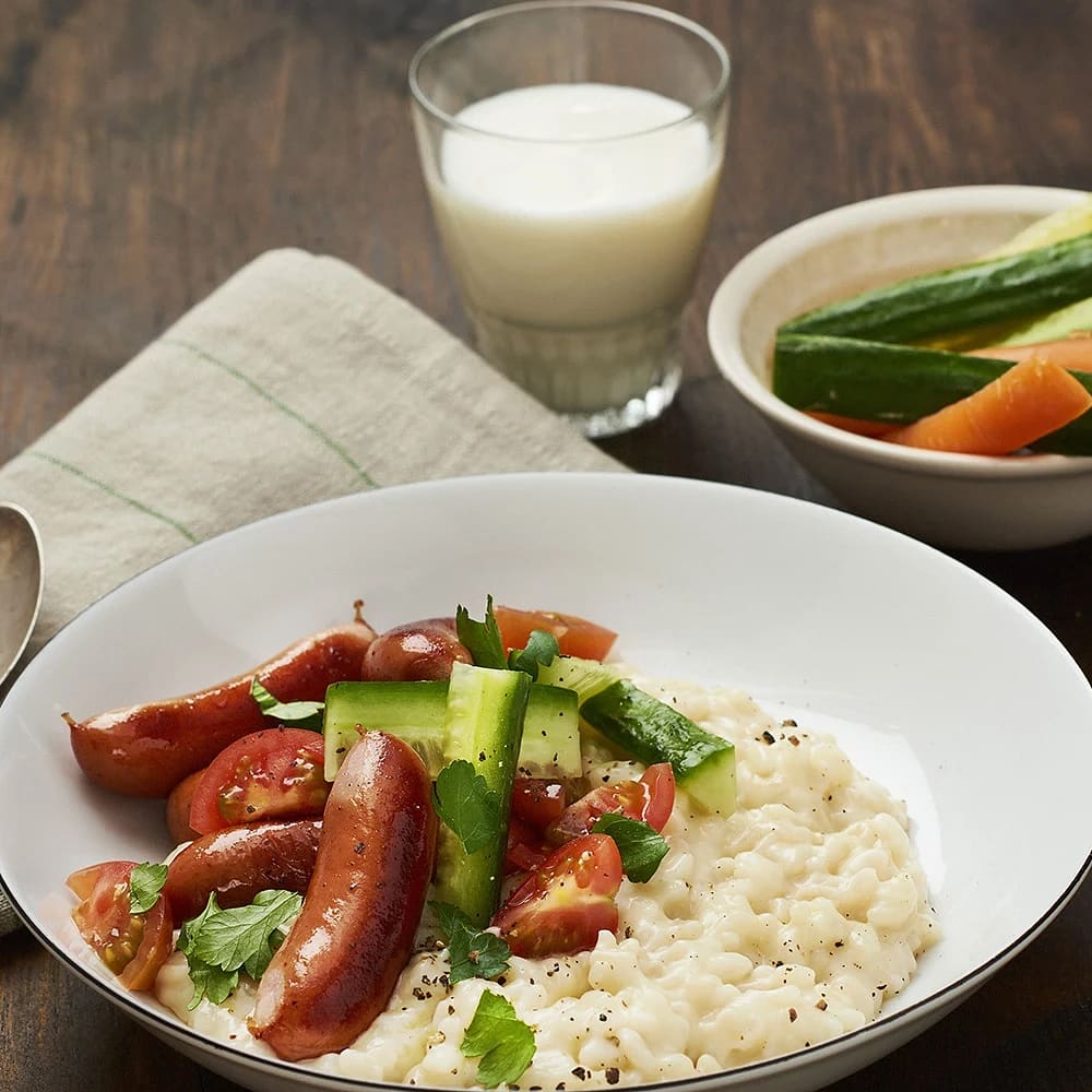 Risotto med ost, prinskorv, snacksmorötter, gurka och tomater