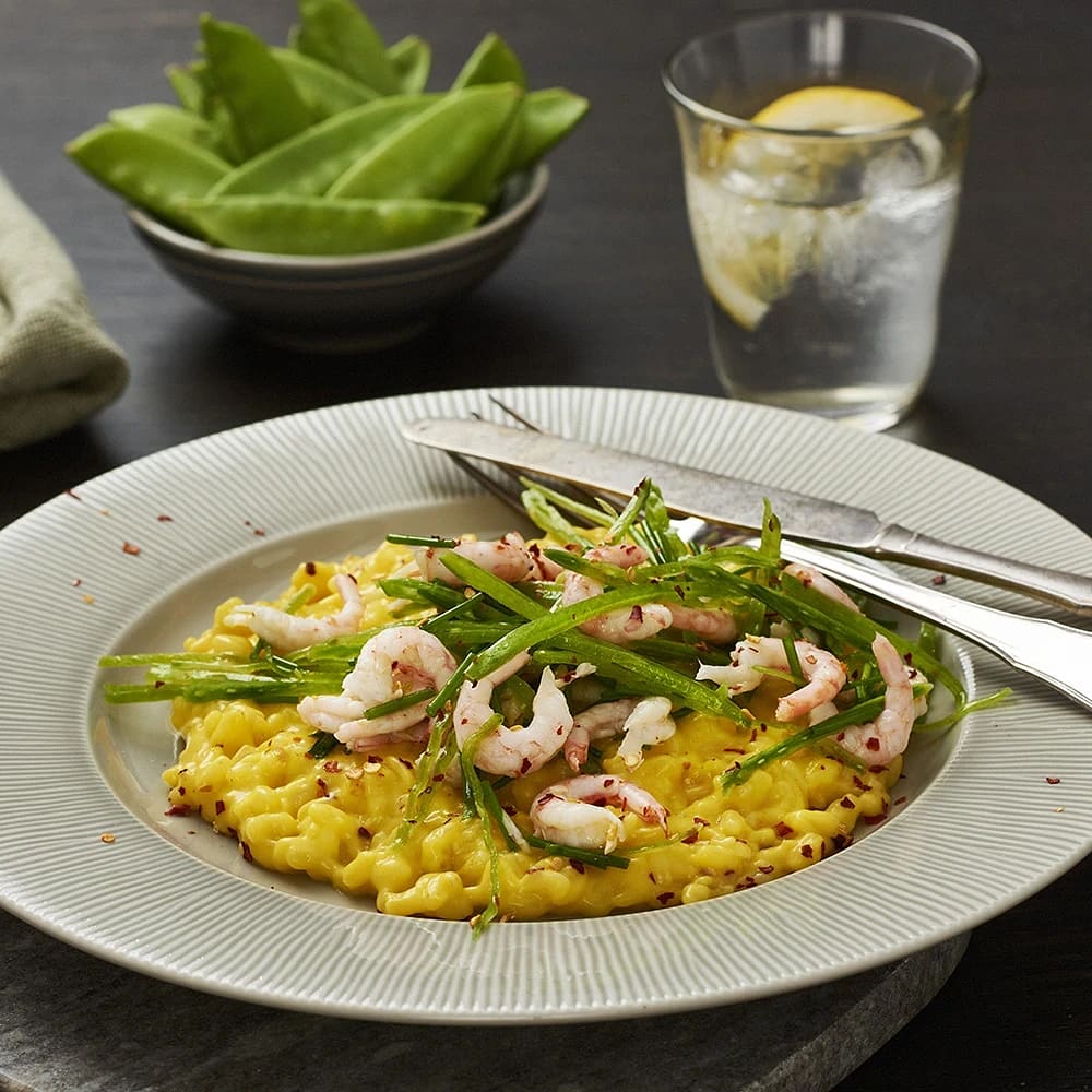 Saffransrisotto med räkor, sockerärtor och gräslök