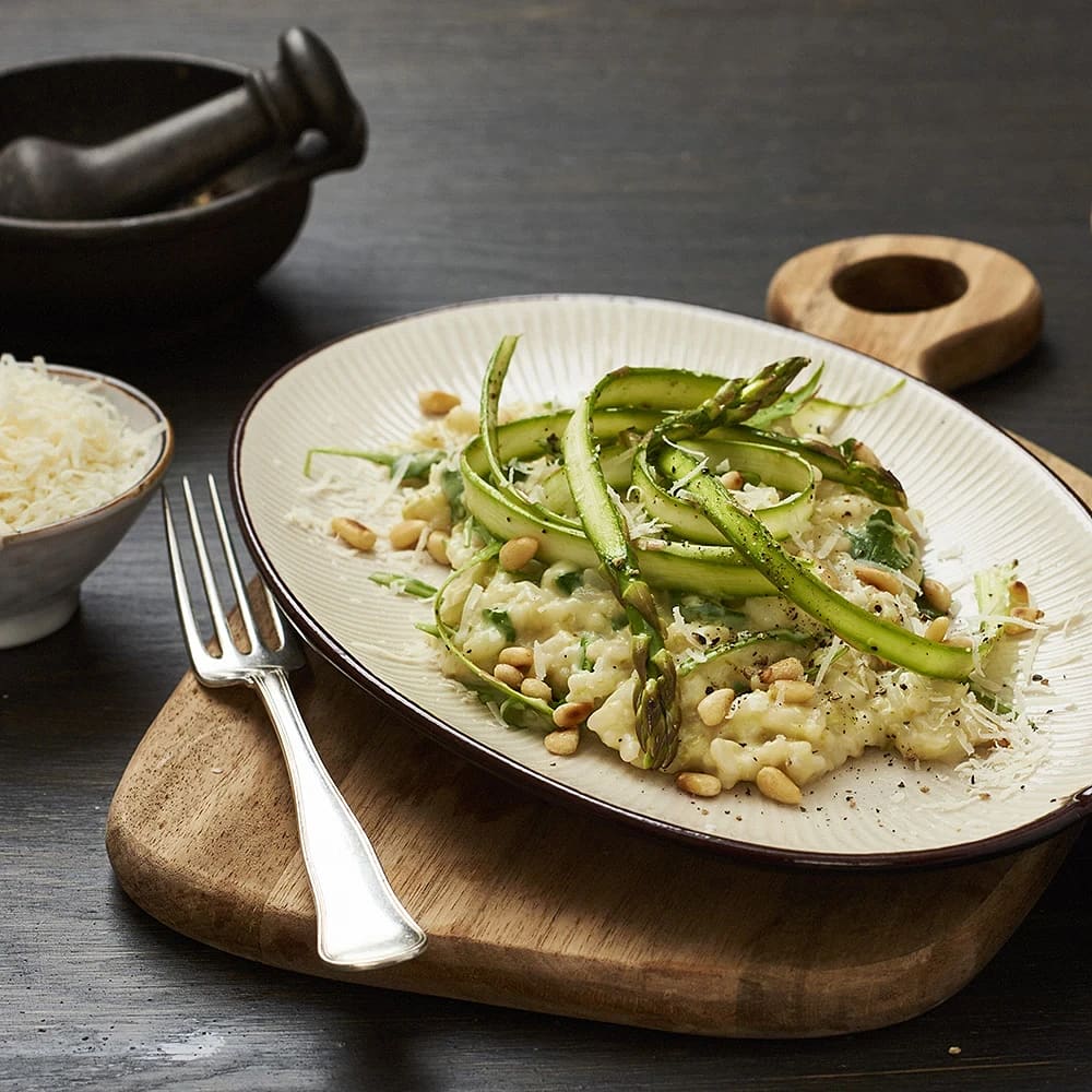 Risotto med sparris, ruccola, pinjenötter och sparris