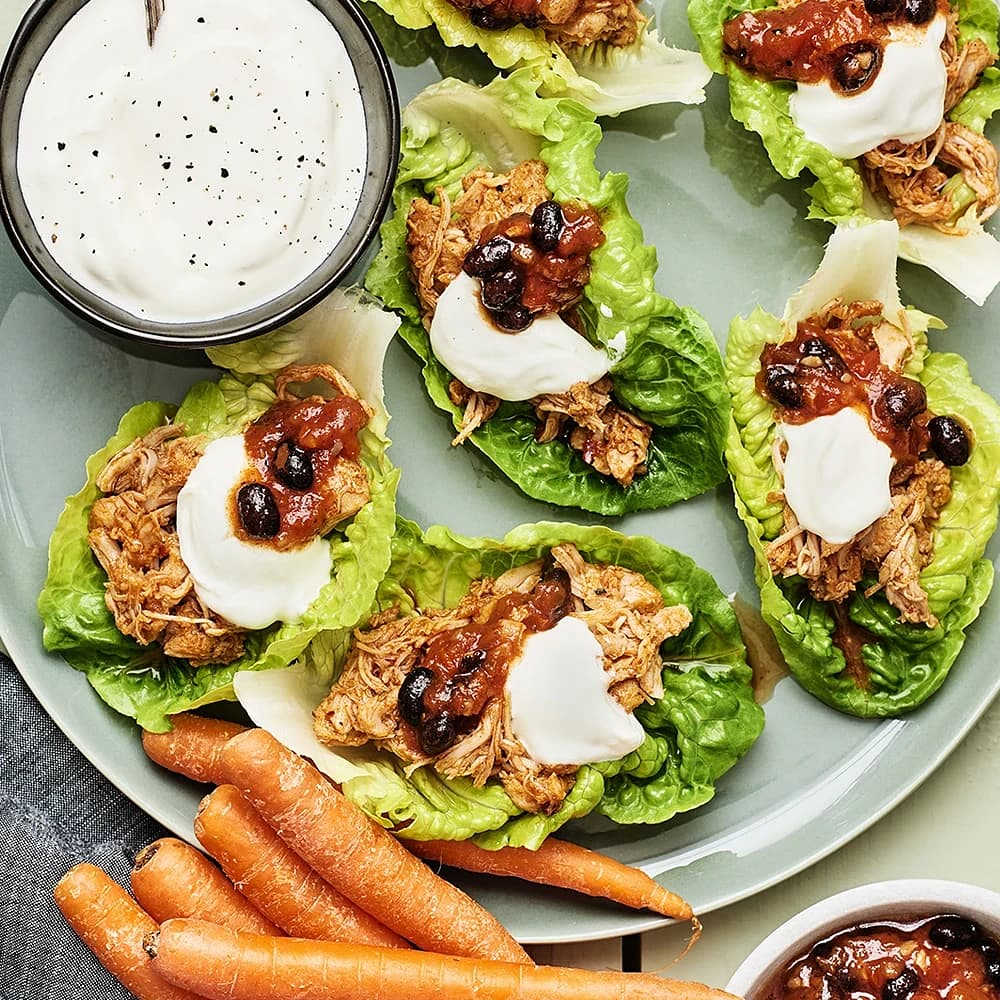 Pulled chicken i hjärtsallad med bönsalsa och gräddfil
