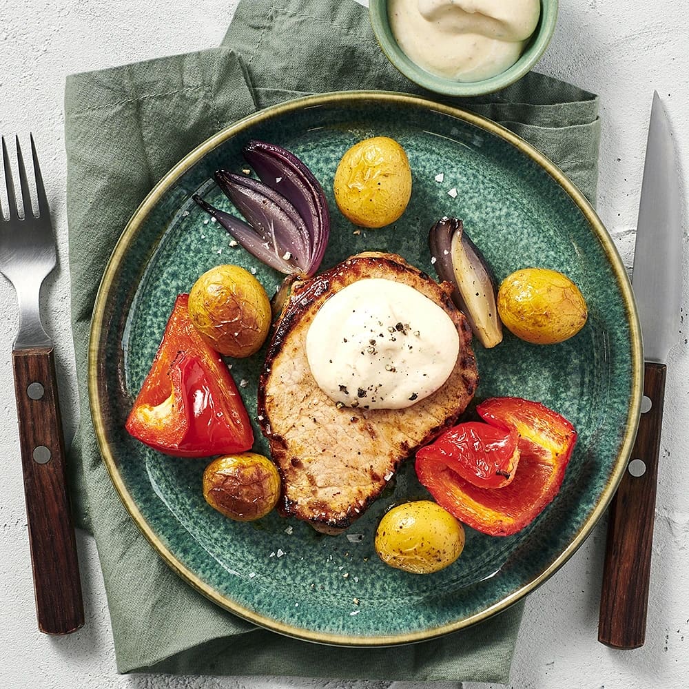 Kotletter med rostad potatis och dipp