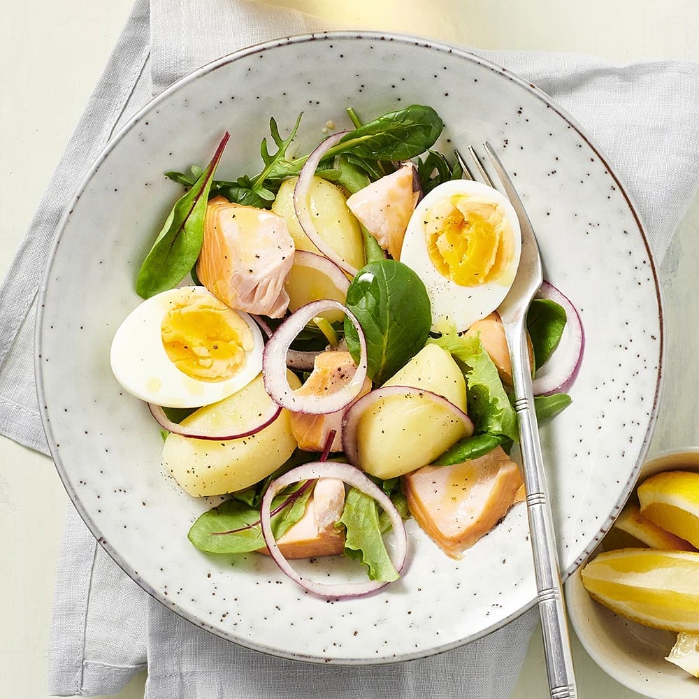 Sallad med varmrökt lax och ägg | Recept 