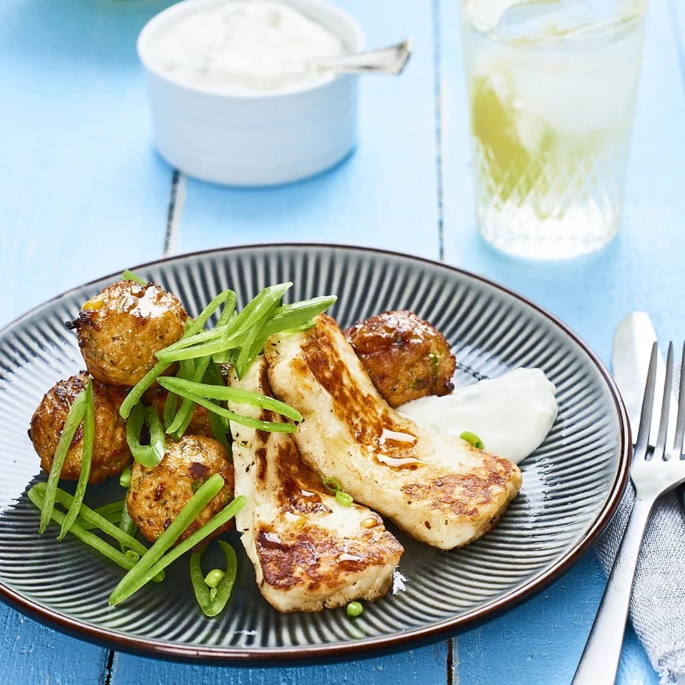 Halloumi med grönsaksbullar, tzatziki och salladsärtor