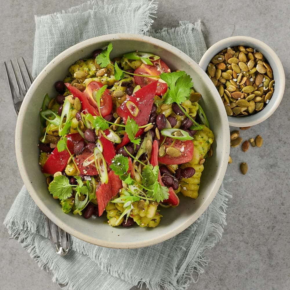 Ljummen guacamolepasta med paprika- och svartbönsallad
