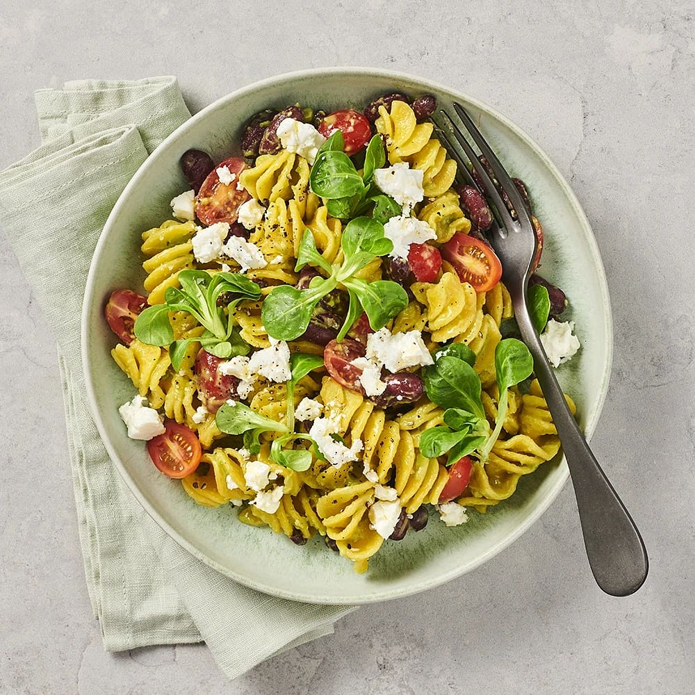 Avokadofusilli med feta och mâchesallad
