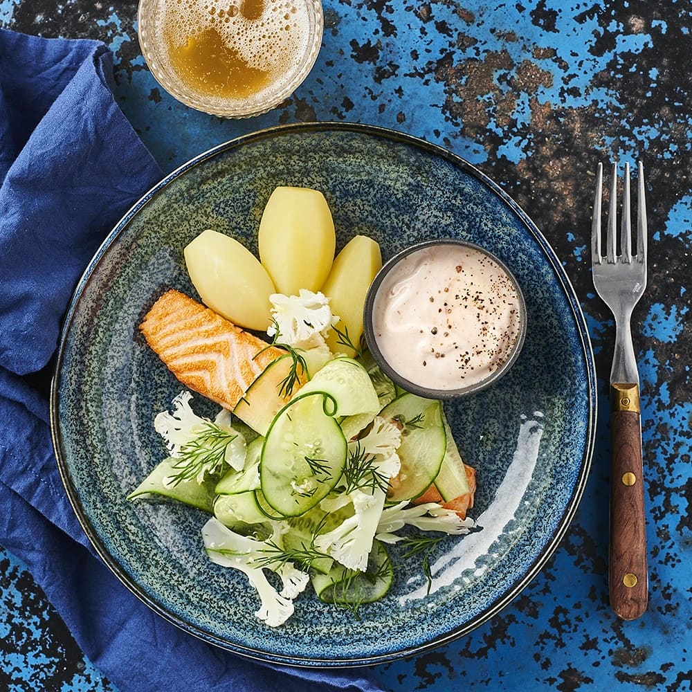 Stekt lax med filsås, dill och blomkål