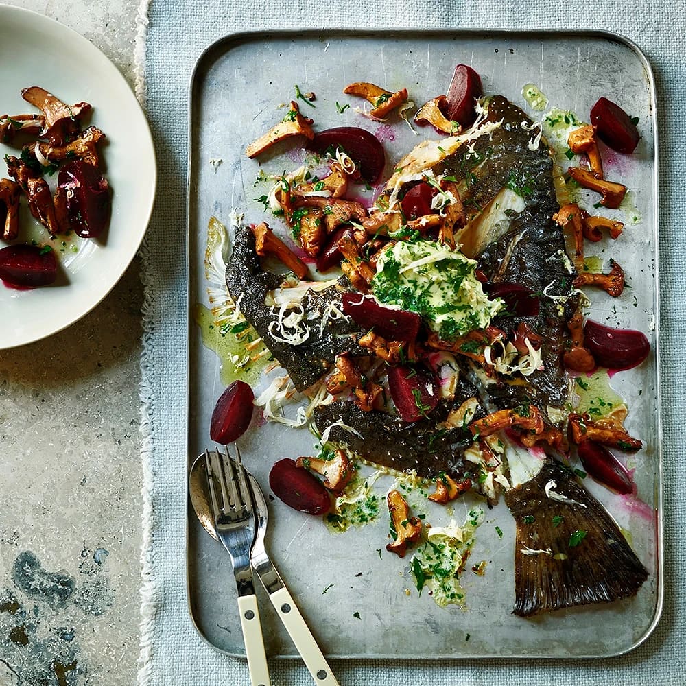 Smörstekt piggvar med kantareller och rödbetor