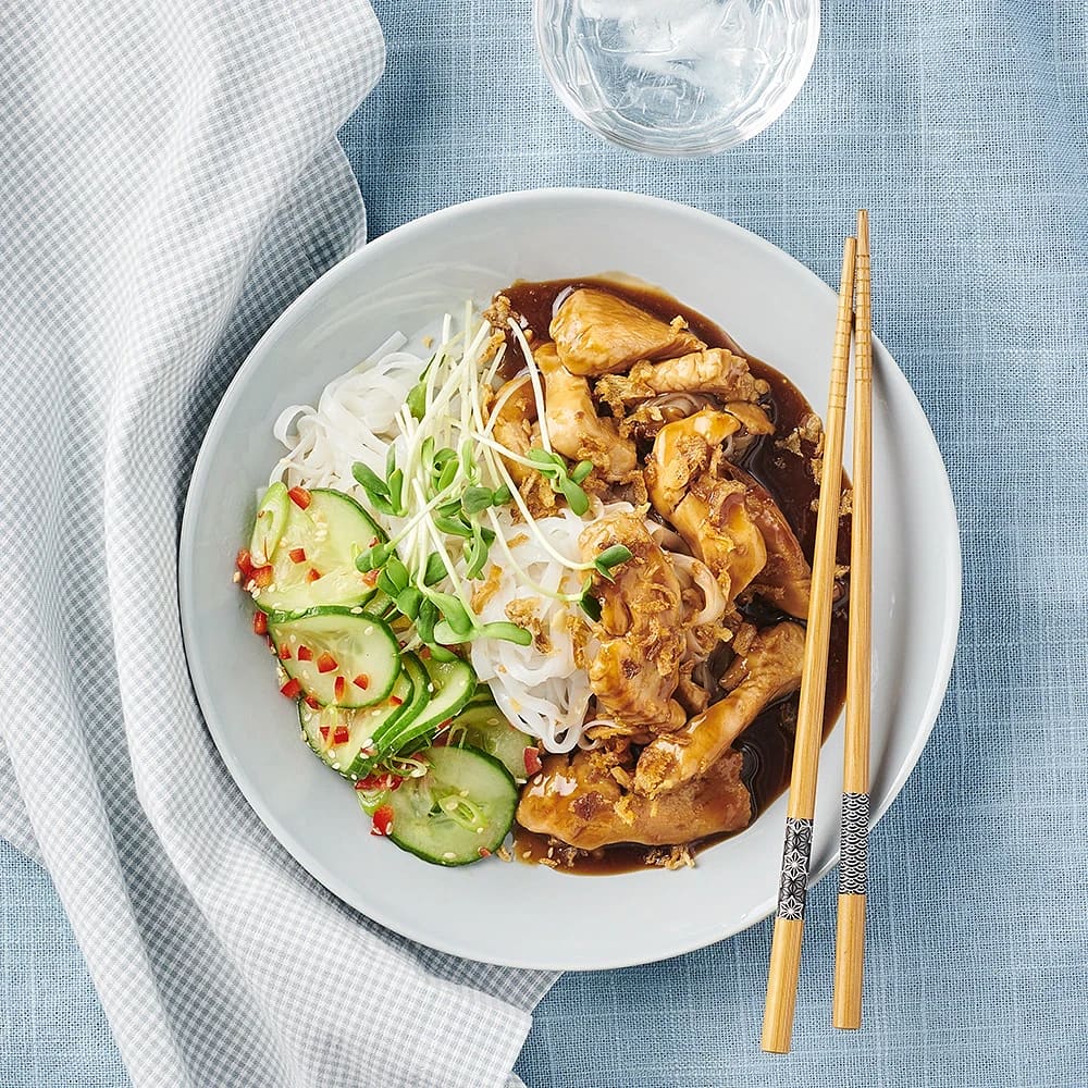 Kyckling och ostronskivling i hoisinsås med syrlig gurksallad