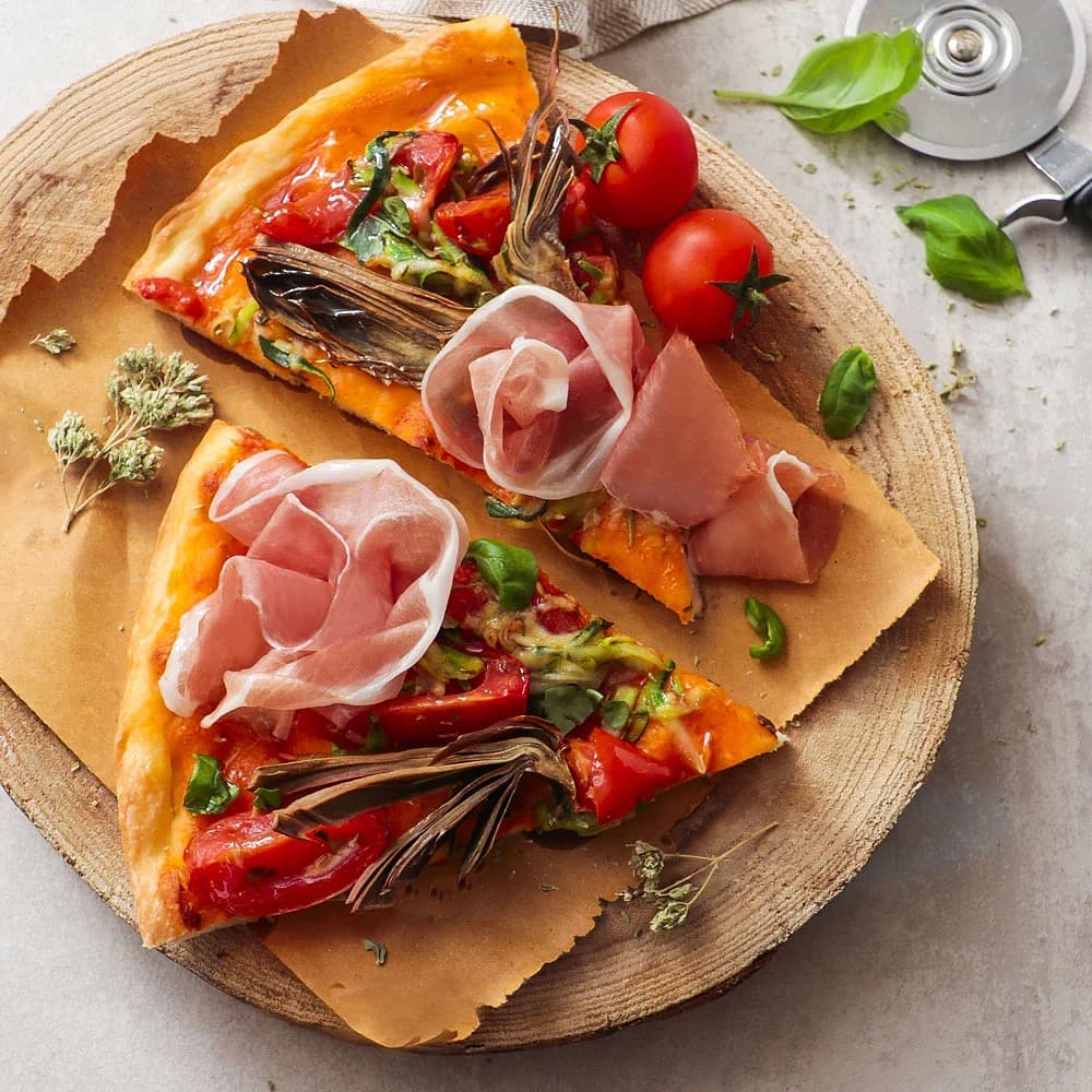 Pizza med parmaskinka och grönsaker