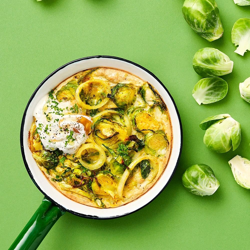 Omelett med brysselkål och mango chutnesås