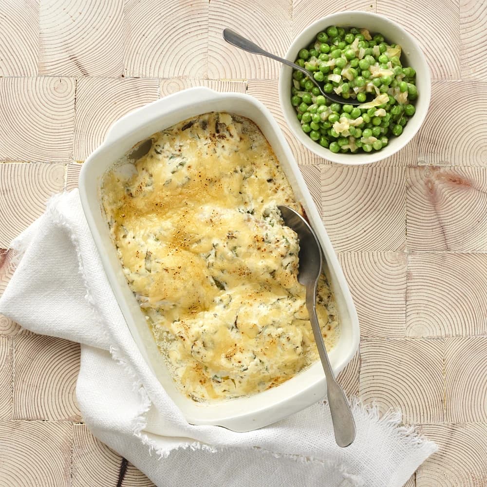 Basilikagratinerad sej med senapsärtor