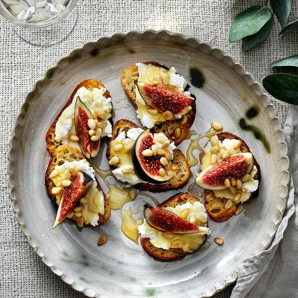Toast med fikon, ricotta och pinjenötter