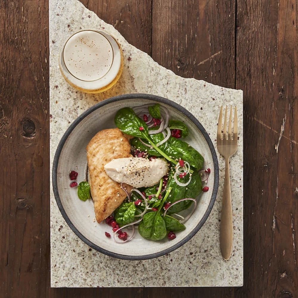 Kyckling med bönhummus och granatäpplesallad