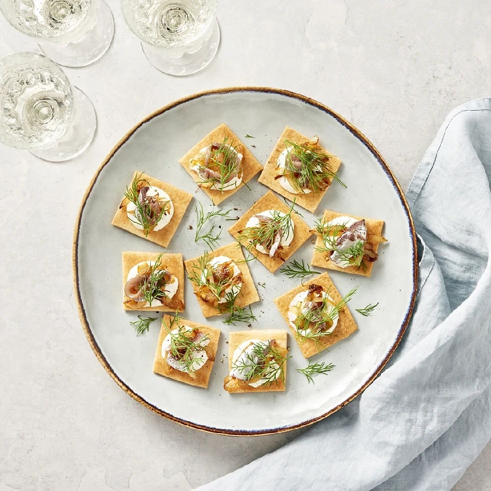 Smördegssnittar med ansjovis och karamelliserad lök