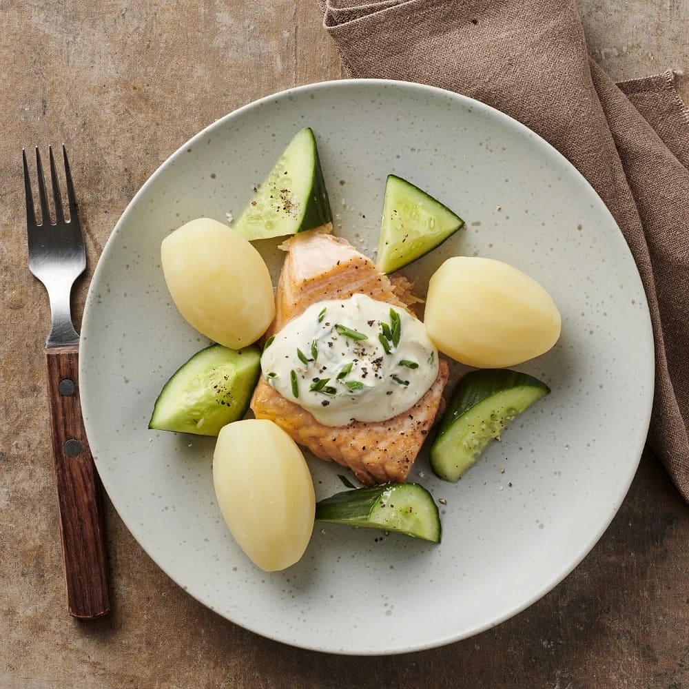 Ugnsbakad lax med gräslöksdipp och citron