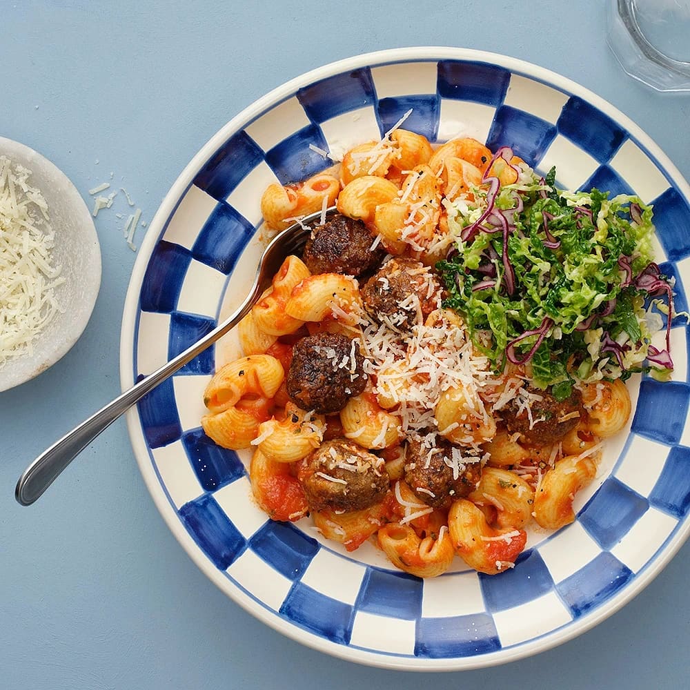 Pasta med tomatsås, köttbullar och kålsallad