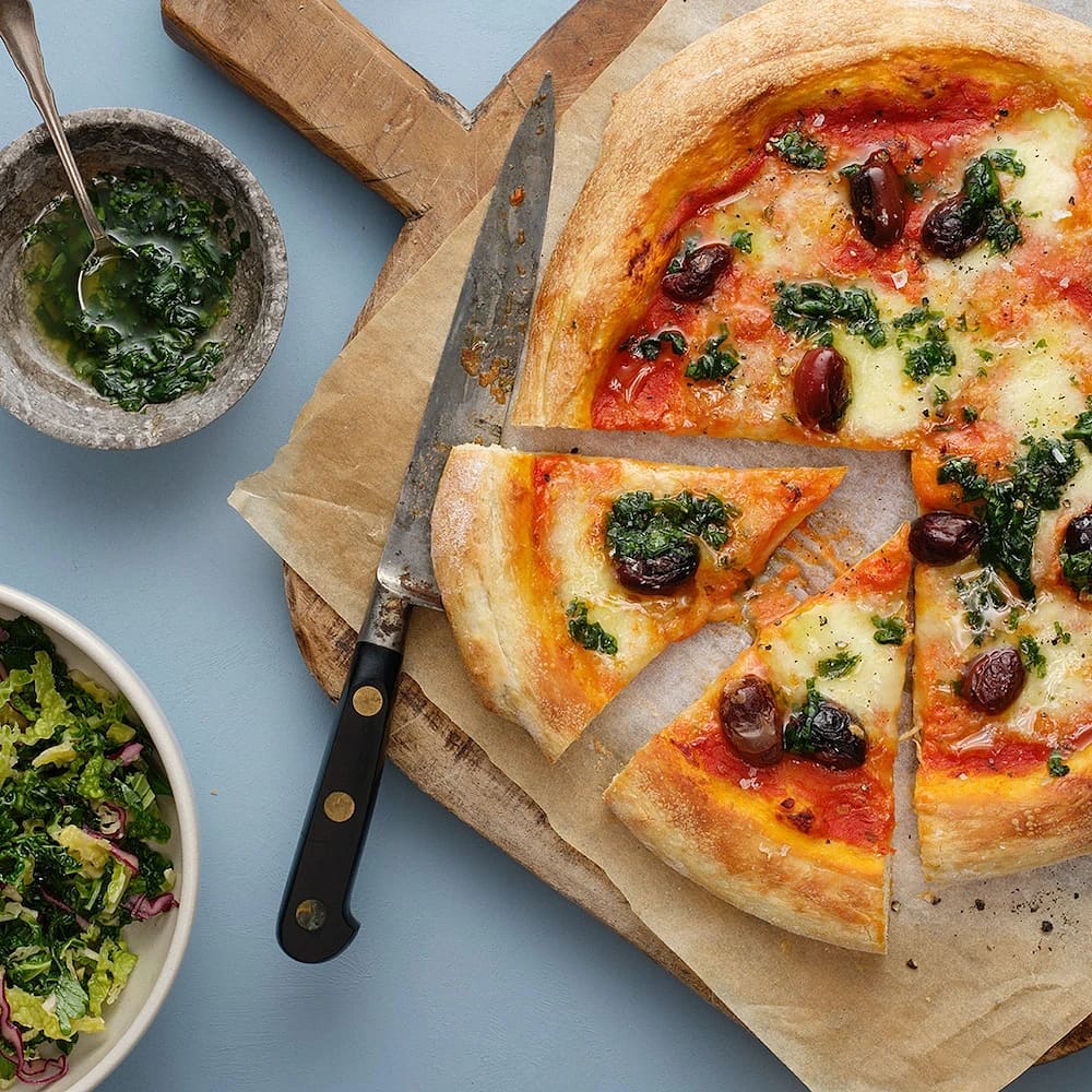 Pizza med kålsallad