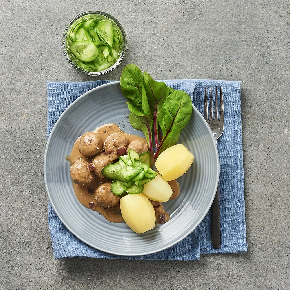 Köttbullar i löksås med gurka