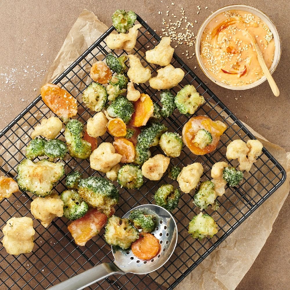 Tempuragrönsaker med sesam- och srirachamajonnäs