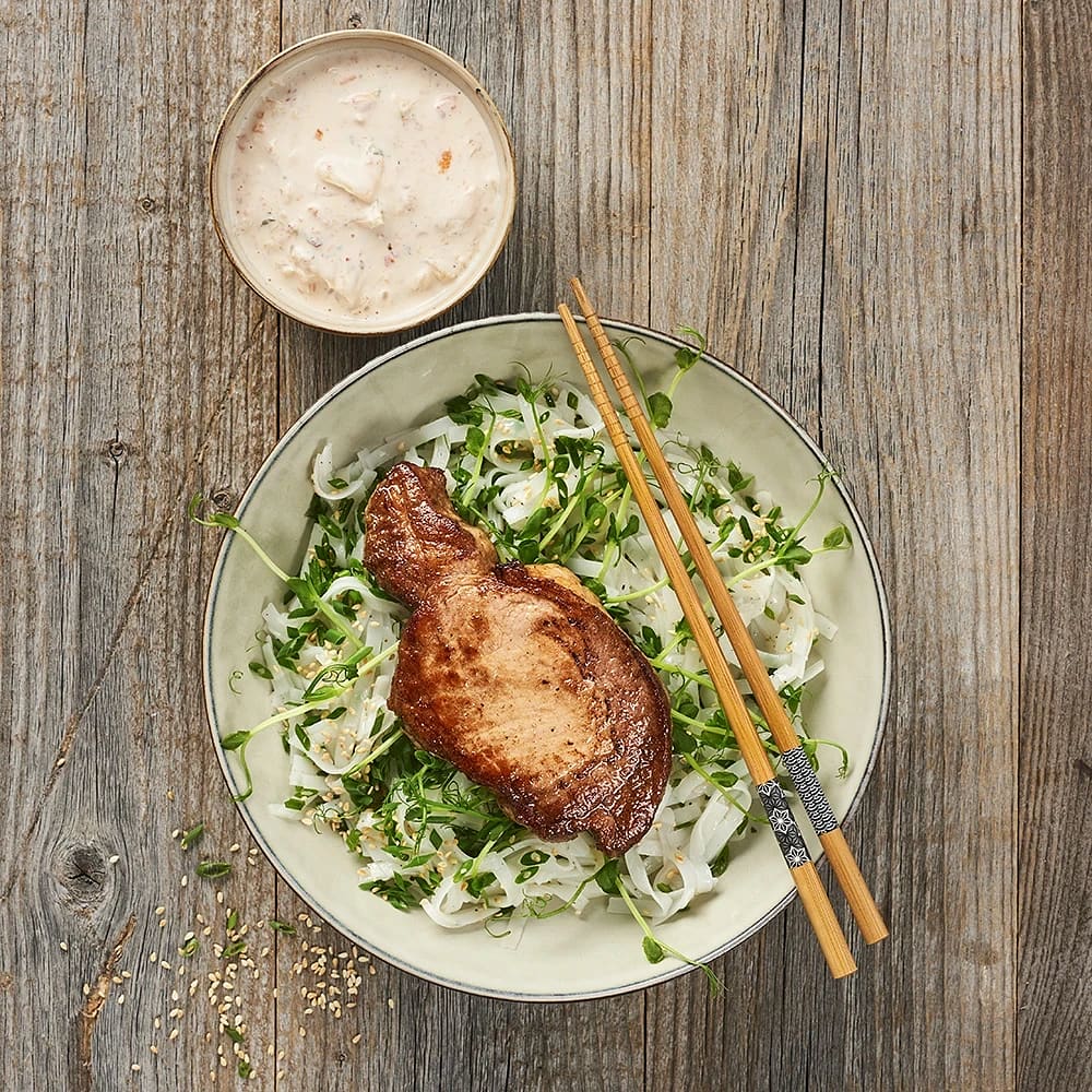 Kotlett med nudlar och kimchimajonnäs