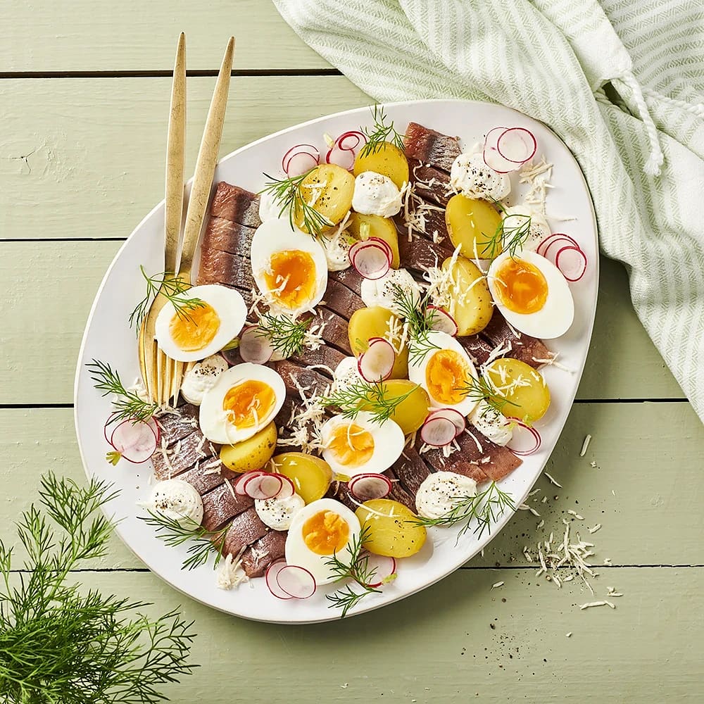 Matjessill med citron- och pepparrotscrème och ägg