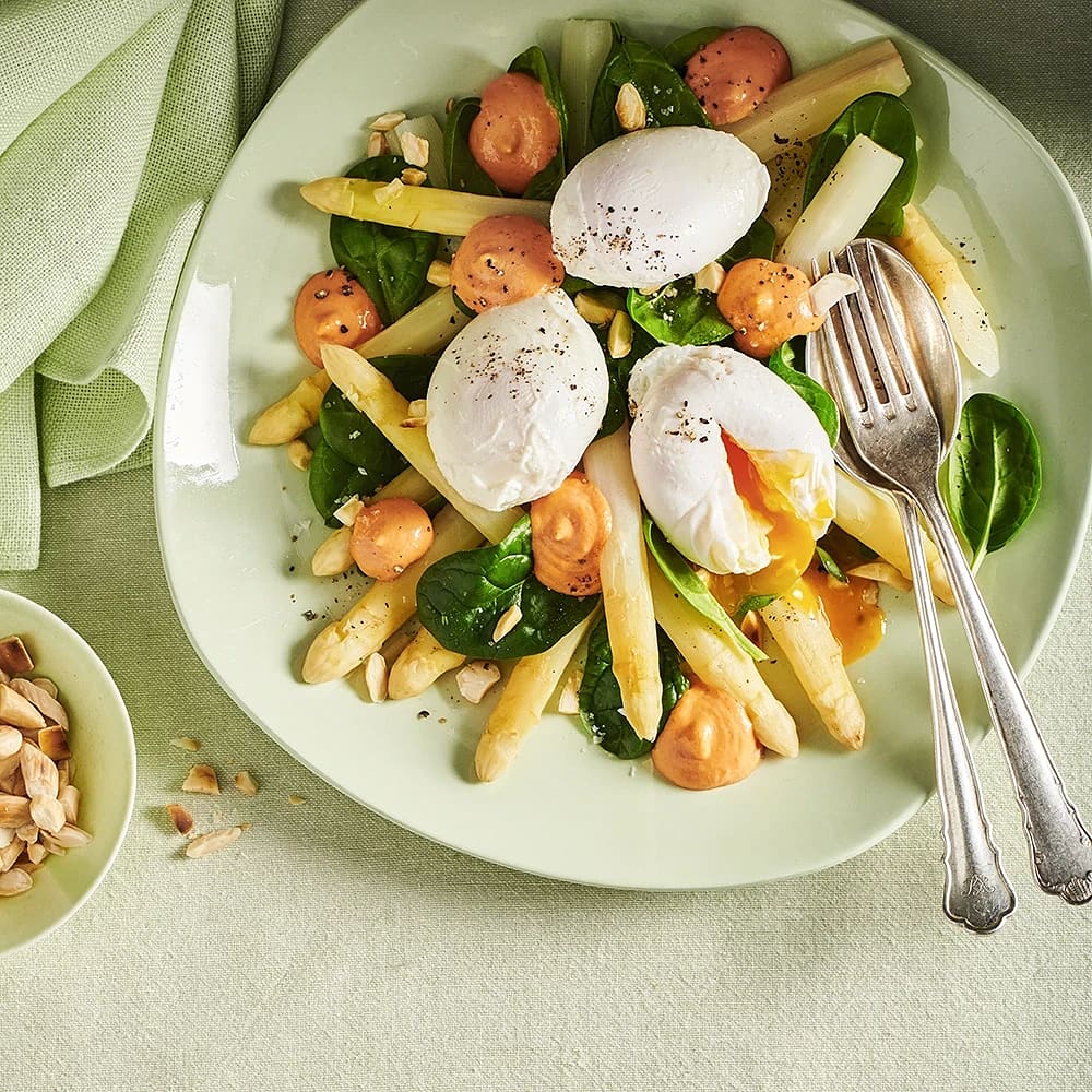 Sparris med pocherat ägg och romescocrème