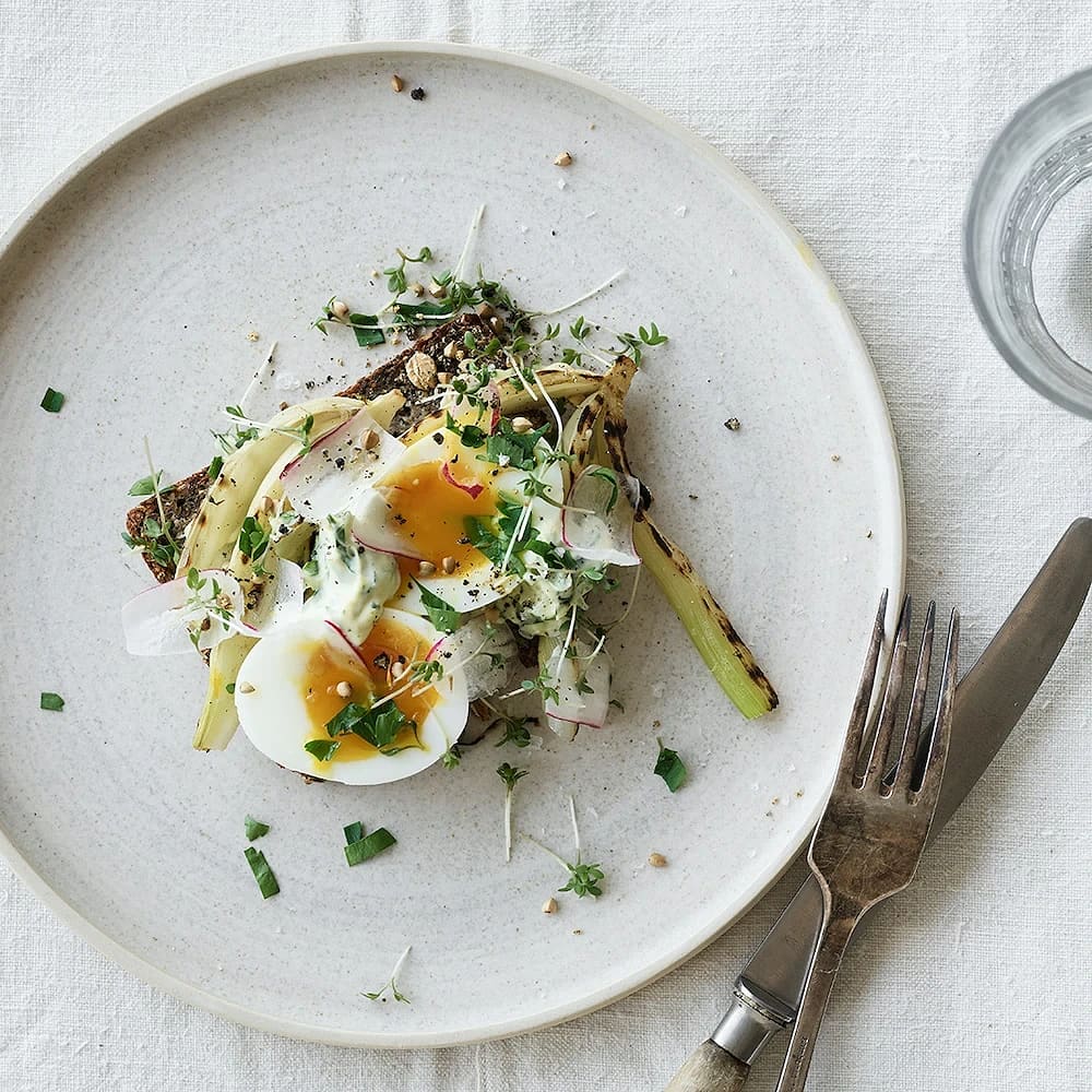 Smörrebröd med ägg och fänkål
