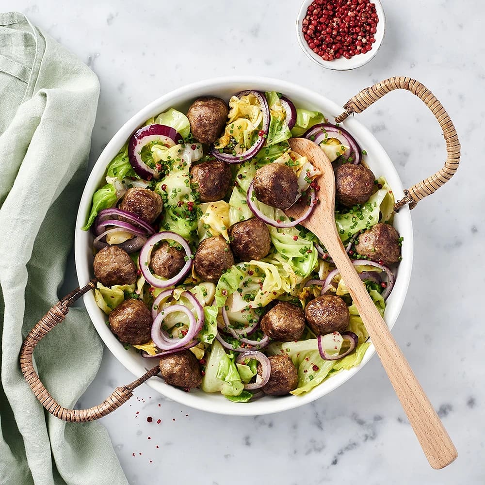 Köttbullepanna med spetskål och rosépeppar