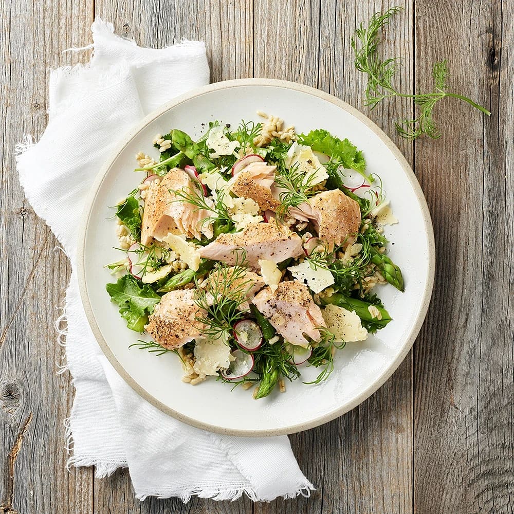 Ljummen laxsallad med havreris och sparris