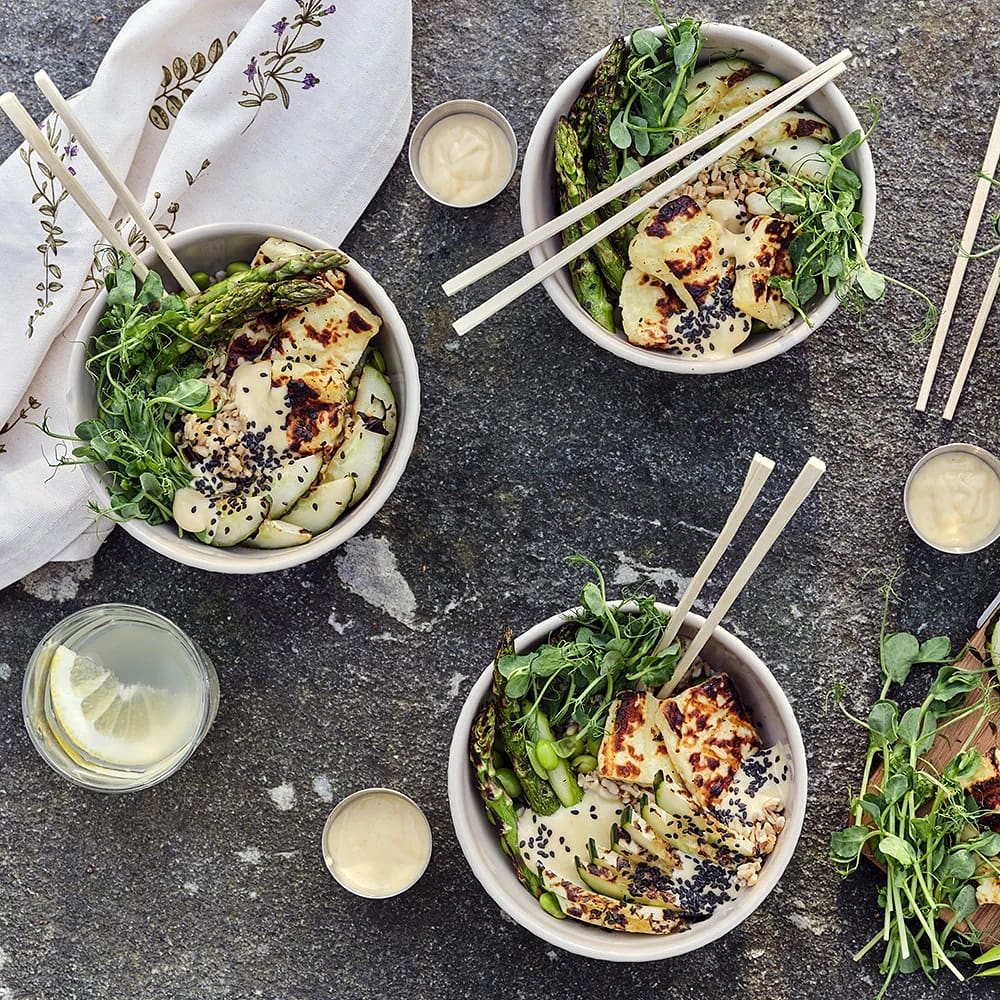 Bowl med grillost, sparris och misokräm