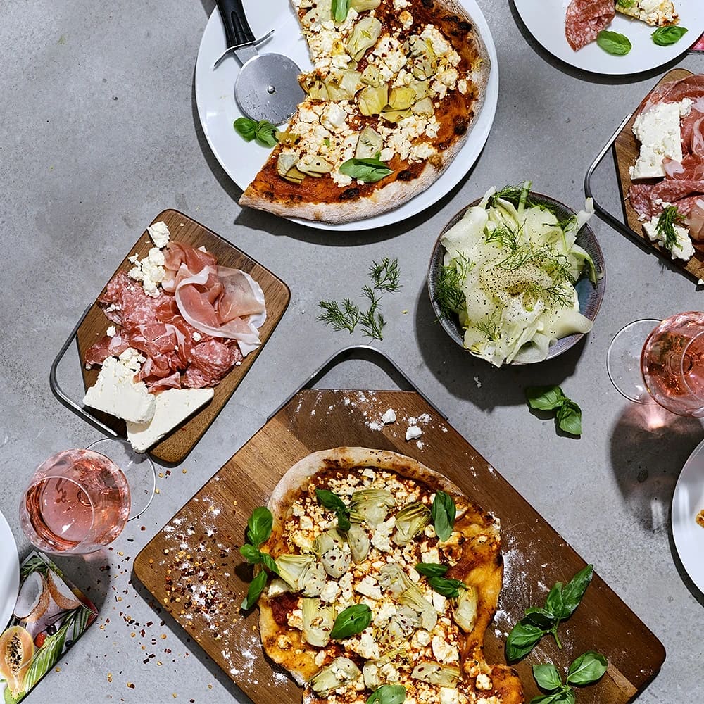 Pizza med kronärtskocka och melonsallad