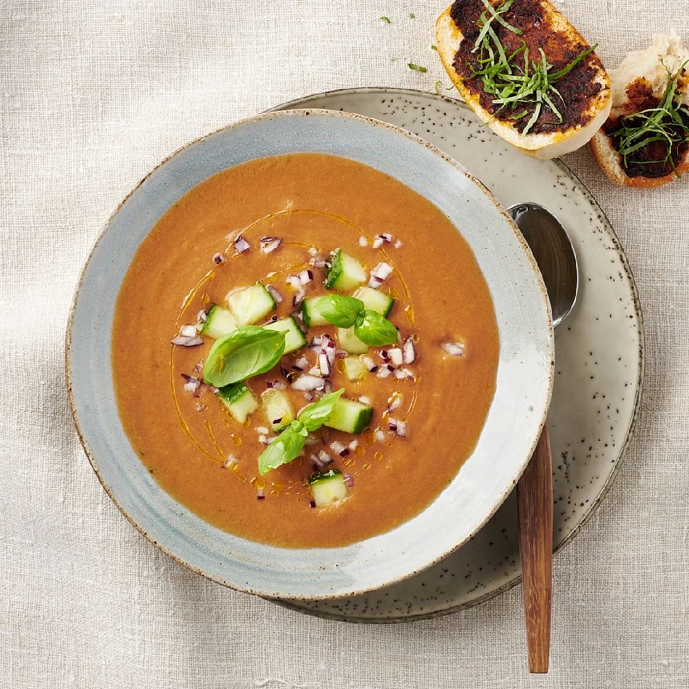 Gazpacho med tomat- och basilikatoast