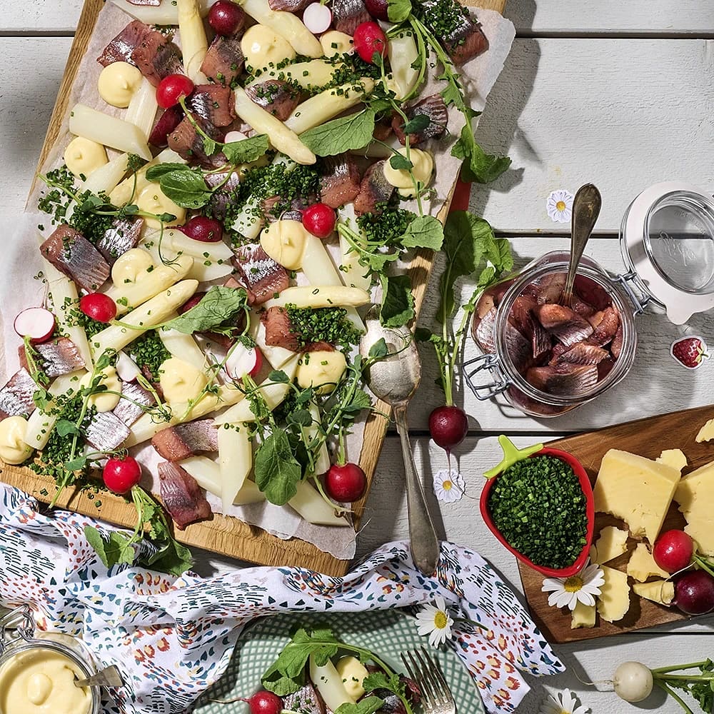 Matjessill med vit sparris och ostkräm