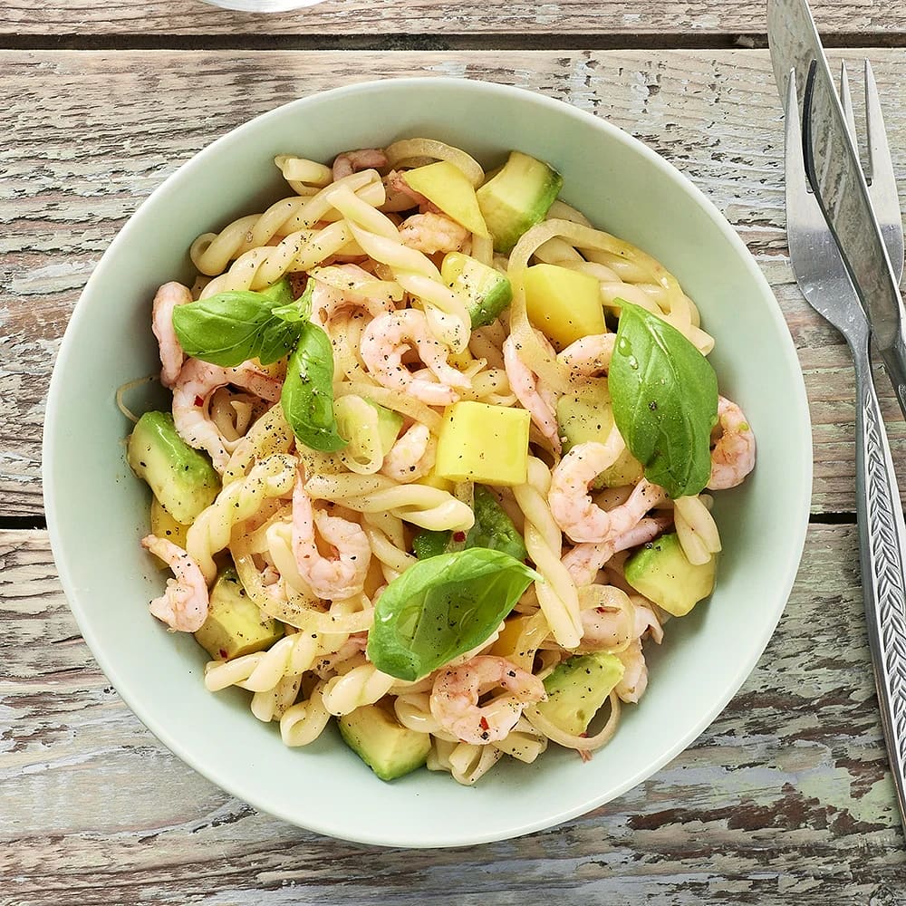 Het pastasallad med räkor och avokado | Recept 