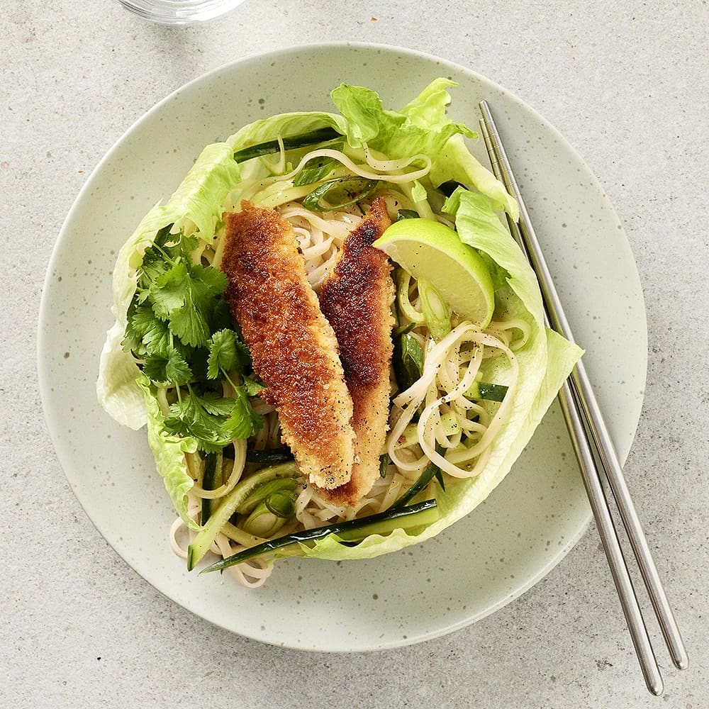 Krispig kyckling med nudelsallad